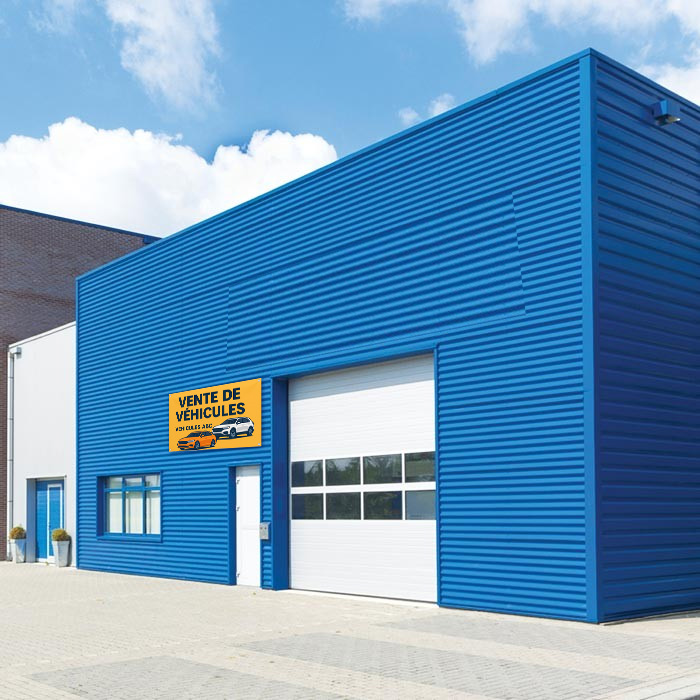 Banderole personnalisée en bâche PVC installée comme enseigne provisoire pour un commerce