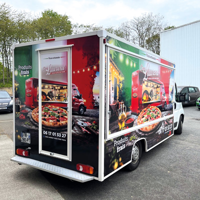 Habillage complet d'un food truck pizza avec habillage publicitaire personnalisé réalisé par ARIA Repro en Seine-et-Marne.